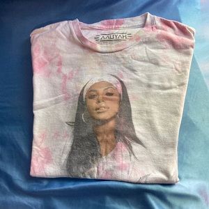 This is an Aaliyah over sized T-Shirt. Size:medium